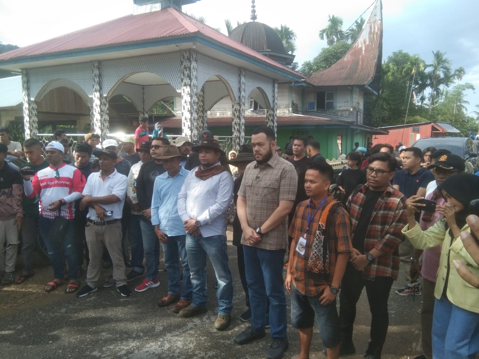 Ketua DPW NasDem Sumbar Fadly Amran didampingi Ketua Porbbi Kota Padang Dani Faisal menghadiri Alek Buru Babi yang digelar oleh Porbbi Kota Padang di Kecamatan Bungus Teluk Kabung, Minggu (28/4).