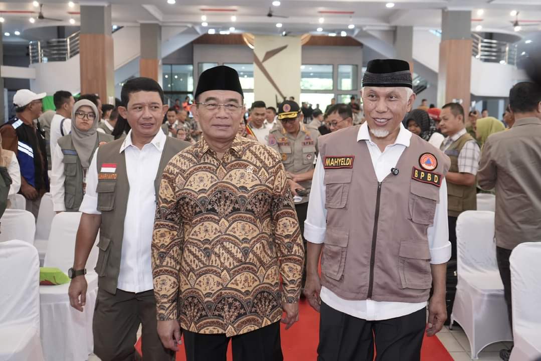 Menko PMK Muhadjir Effendy bersama Gubernur Sumbar Mahyeldi saat menghadiri peringatan Hari Kesiapsiagaan Bencana Nasional (HKBN) 2024  di Padang. (Foto: Adpim)