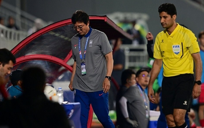Pelatih Kepala Korea Selatan Hwang Sun-hong  meninggalkan bangku cadangan setelah mendapat kartu merah pada pertandingan perempat final timnya melawan Indonesia di Piala Asia U-23. (Foto: KFA/ Yonhap)