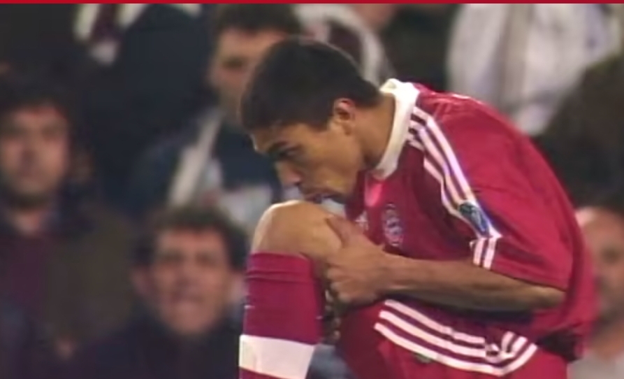 Giovane Elber mencium lututnya usai mencetak gol kemenangan Bayern Muenchen melawan Real Madrid tahun 2000/2021. (Foto: FC Bayern)