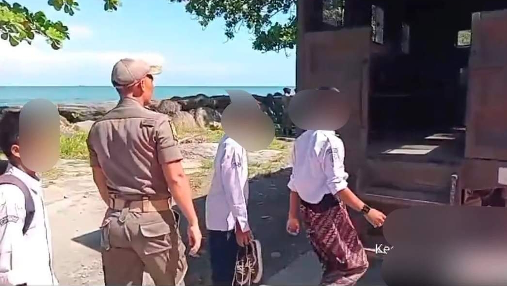 Padang mengamankan tujuh orang pelajar yang diduga membolos saat jam belajar berlangsung, Senin (29/4/2024). (Foto: Humas)