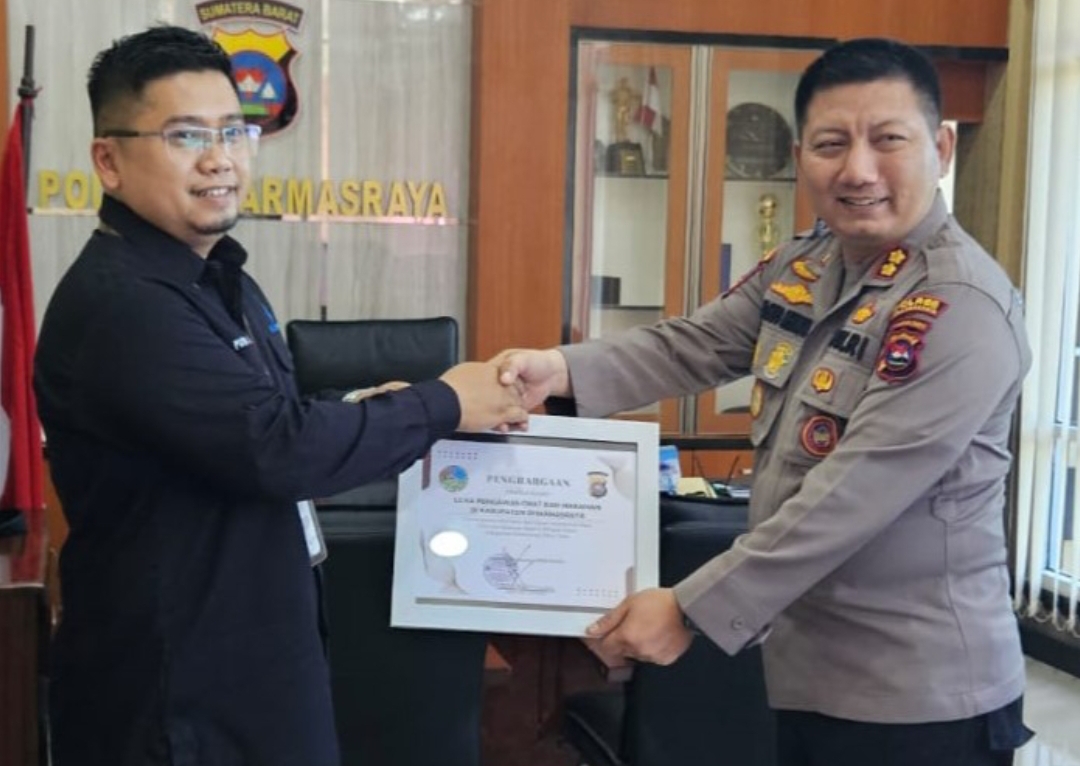 Plt Kepala Loka POM di Kabupaten Dharmasraya Putra Gusrianto, S.Farm, Apt, MBA dan Kapolres Dharmasraya AKBP Bagus Ikhwan, S.I.KA, M.H. jalin kerja sama. (Humas)