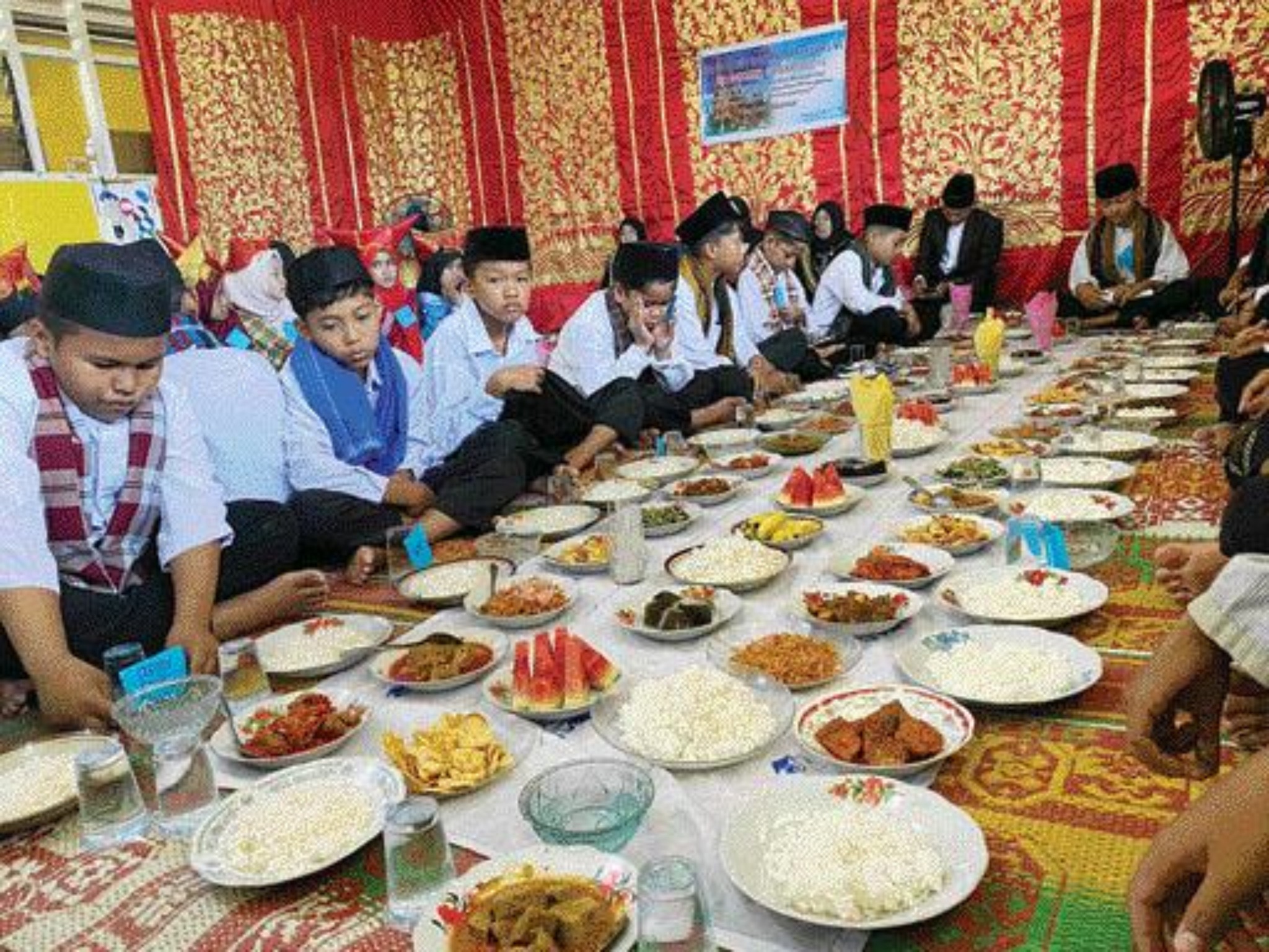 PRAKTIK: Murid SDN 19 Baringin mempraktikan tata cara makan barapak bersama guru mereka. Ini sebagai salah satu bentuk upaya sekolah dalam melestarikan budaya minangkabau di kalangan peserta didik.(TI