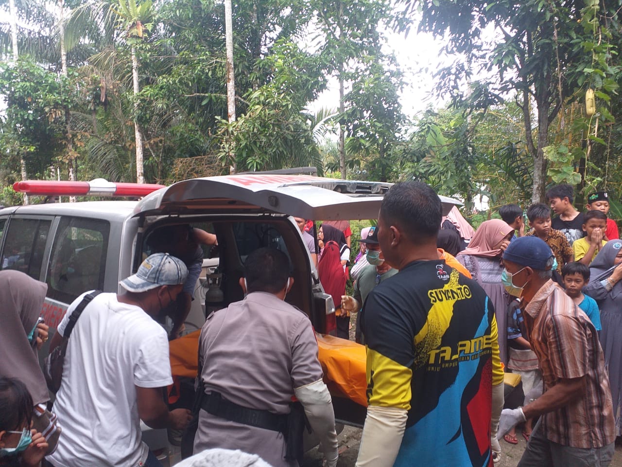MASIH DISELIDIKI: Petugas bersama warga saat mengevakuasi jasad Sri Ulina yang ditemukan meninggal dunia di rumahnya di Jorong Ranahjaya, Nagari Kotogadang, Dharmasraya.(DOK POLRES DHARMASRAYA/ PADEK)