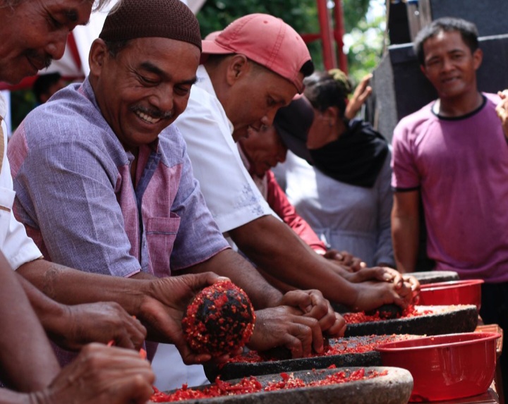 Lomba manggiliang lado menjadi magnet dalam Semarak Pesta Rakyat Purus 2024.