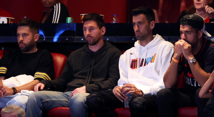 Lionel Messi bersantai menyaksikan pertandingan Miami Heat vs Boston Celtics bersama rekan-rekannya.(Foto: AP)