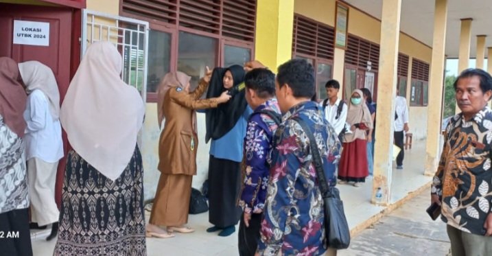 SuasanaTes UTBK SNBT UNP di SMAN 2 Sipora, Kabupaten Kepulauan Mentawai yang dihadiri Wakil Rektor (WR) I UNP Dr. Refnaldy, S.Pd, M.Litt, Selasa (30/4).