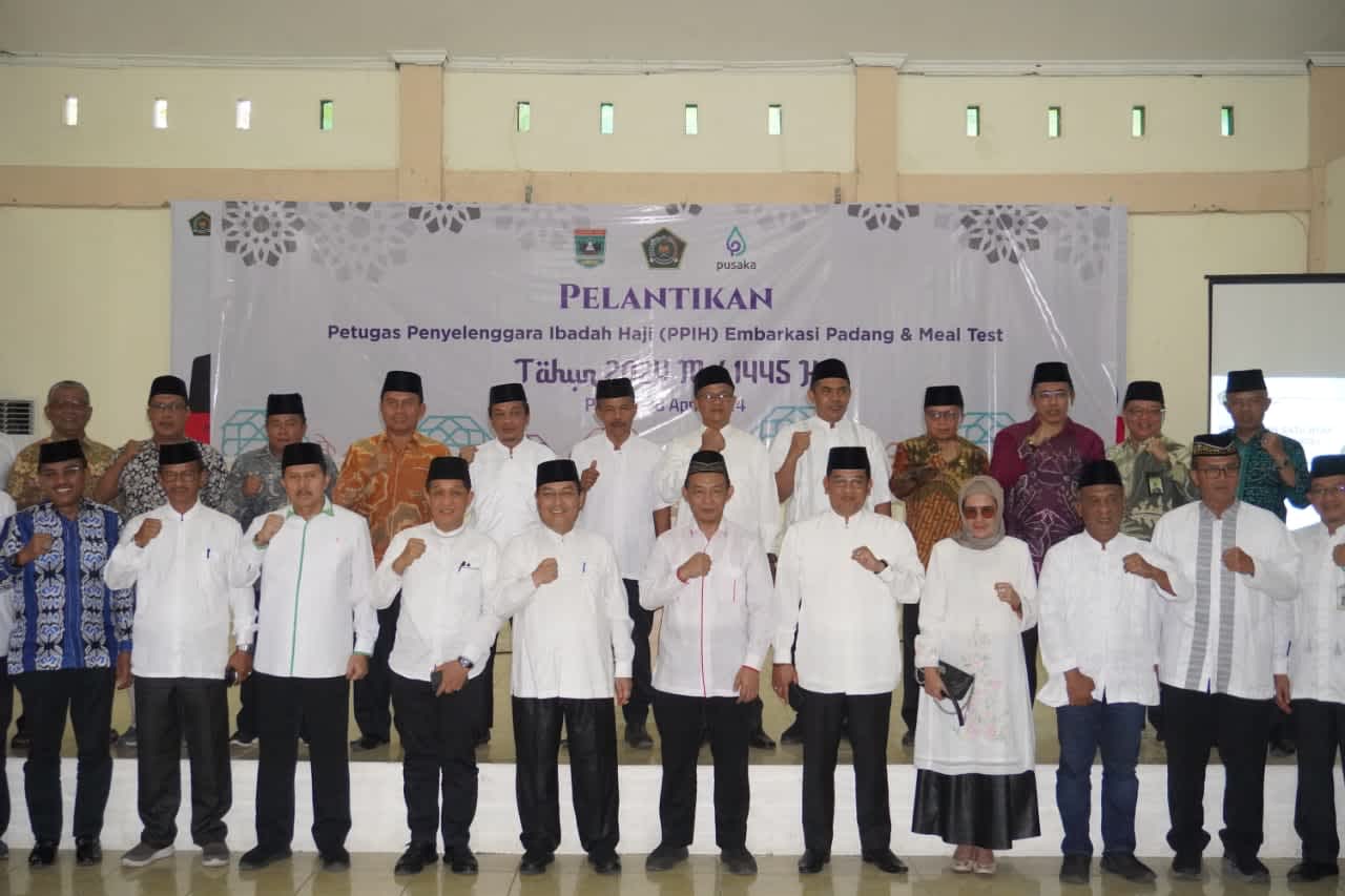 Petugas Penyelenggara Ibadah Haji (PPIH) Embarkasi Padang tahun 1445 H/2024 resmi dilantik di Aula Madinatul Hujad, Asrama Haji Tabing, Padang. (DOK KANWIL KEMENAG SUMBAR)