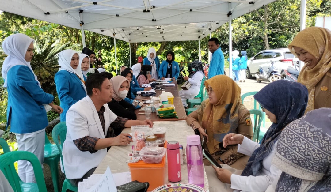 Pemeriksaan kesehatan gratis bagi masyarakat Batipuh Selatan oleh Tim PKM Internasional. (Foto : Upertis)