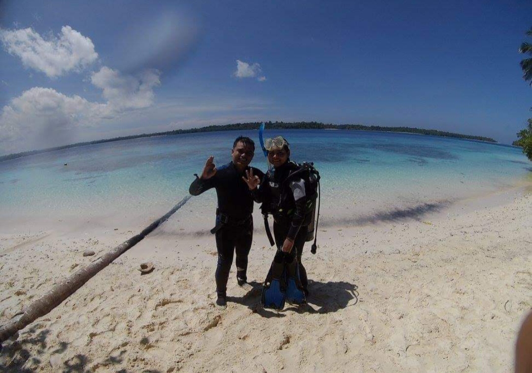 Dua orang pengunjung berfoto dengan latar belakang kawasan Pantai Jati Tuapejat. (RUDI FOR PADEK)