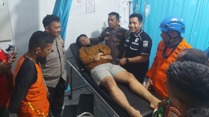 Mahasiswa asal Jakarta ditemukan dalam kondisi selamat usai mandi-mandi di Lubuk Minturun, dilarikan ke Puskesmas Aia Dingin.
