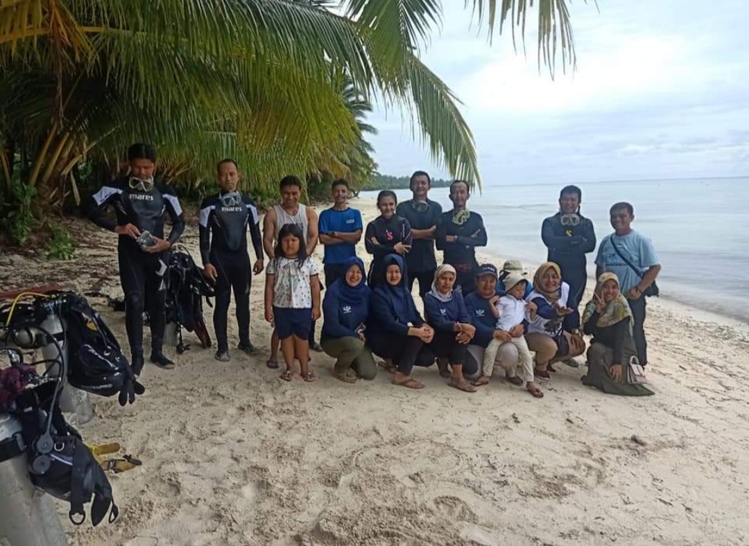 Pengunjung berfoto bersama usai melakukan snorkling dan diving di Pantai Jati Tuapejat. (RUDI FOR PADEK)