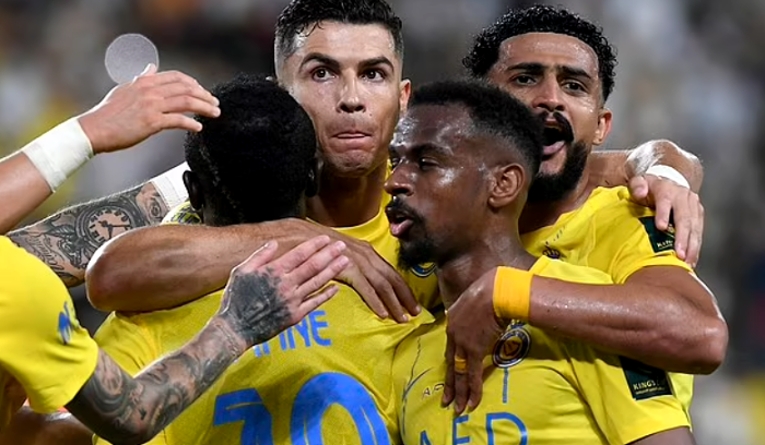 Cristiano Ronaldo merayakan gol eksekusi penalti yang dilakukan Sadio Mane saat Al-Nassr melawan Al Khaleej di semifinal Piala Raja Arab Saudi. (Foto: Reuters)