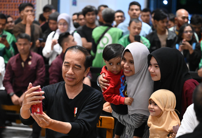 Presiden Jokowi melayani masyarakat yang mengajak swafoto di sela menikmati santap malam Mie Gacoan di Mataram, (Foto: BPMI)