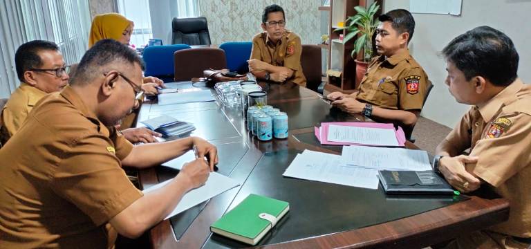 Bapenda Agam menggelar rapat evaluasi untuk meningkatkan kemandirian fiskal daerah di Lubuk Basung, Selasa (30/4).