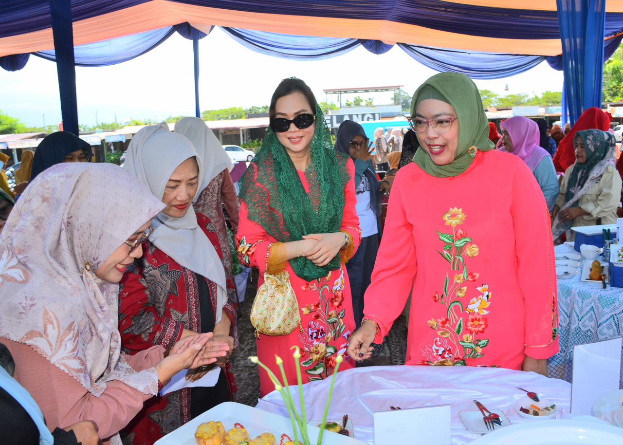 Ketua Forikan Kota Padang Genny Hendri Septa saat melihat salah satu olahan ikan yang dibuat peserta lomba Masak Serba Ikan tingkat Kota Padang, beberapa waktu lalu. (DOK PROKOPIM PADANG)
