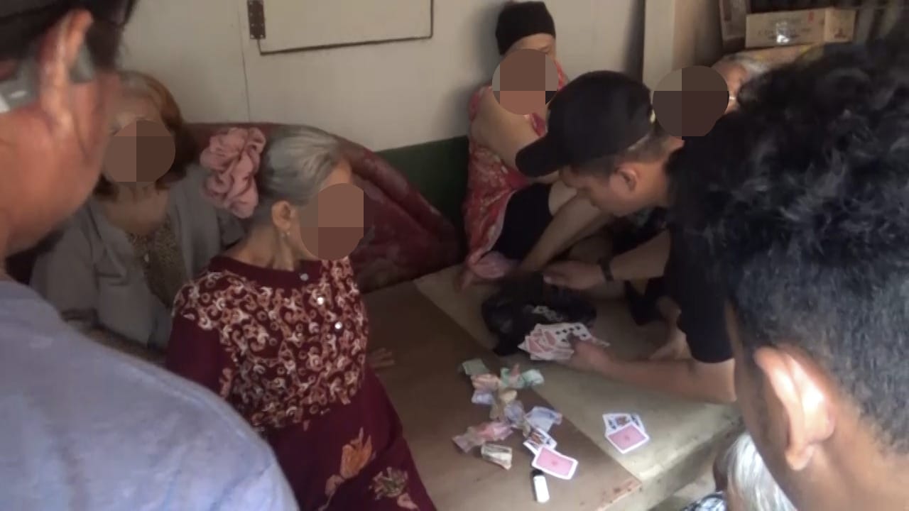 Tim Klewang Satreskrim Polresta Padang saat menggerebek kawanan nenek-nenek yang asyik bermain judi remi di kawasan Pasar Ambacang, Kecamatan Kuranji. (JEFRIMON/PADEK)