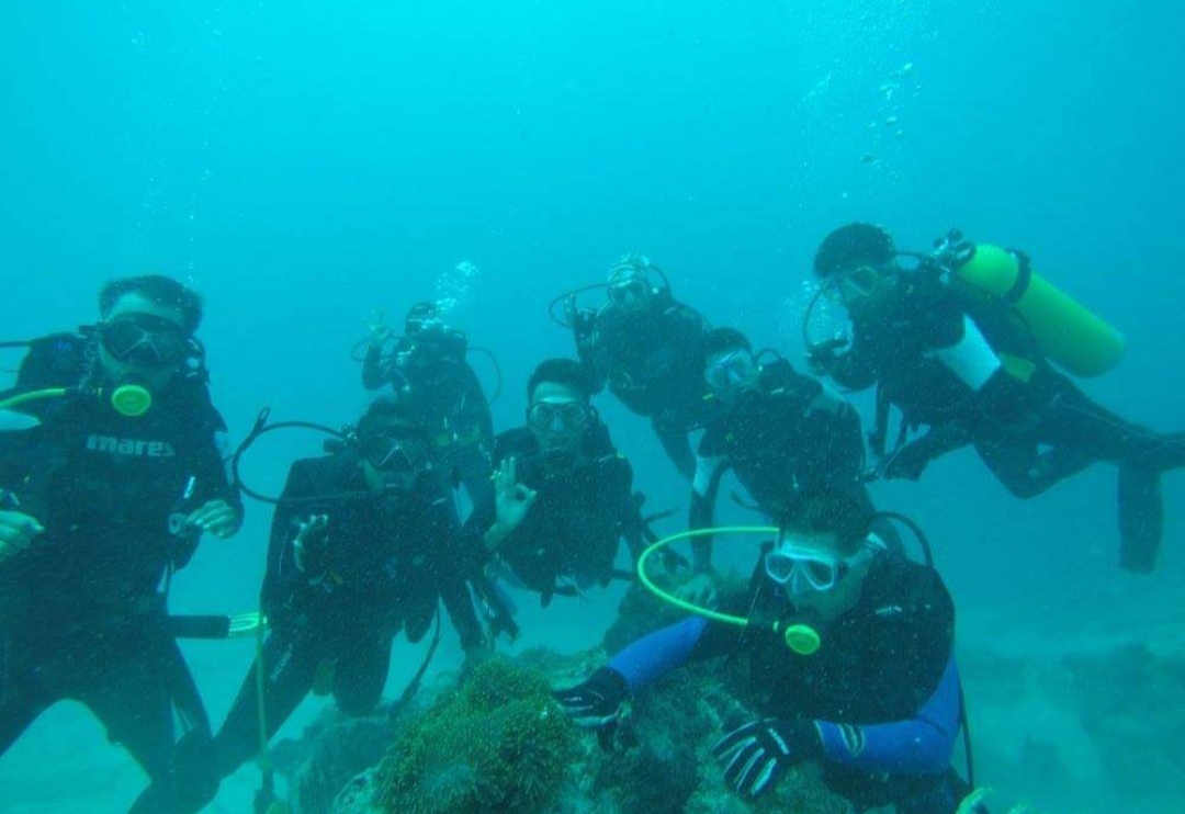 SEJUMLAH penyelam berfoto bersama di bawah laut Pantai Jati Tuapejat.(RUDI FOR PADEK)