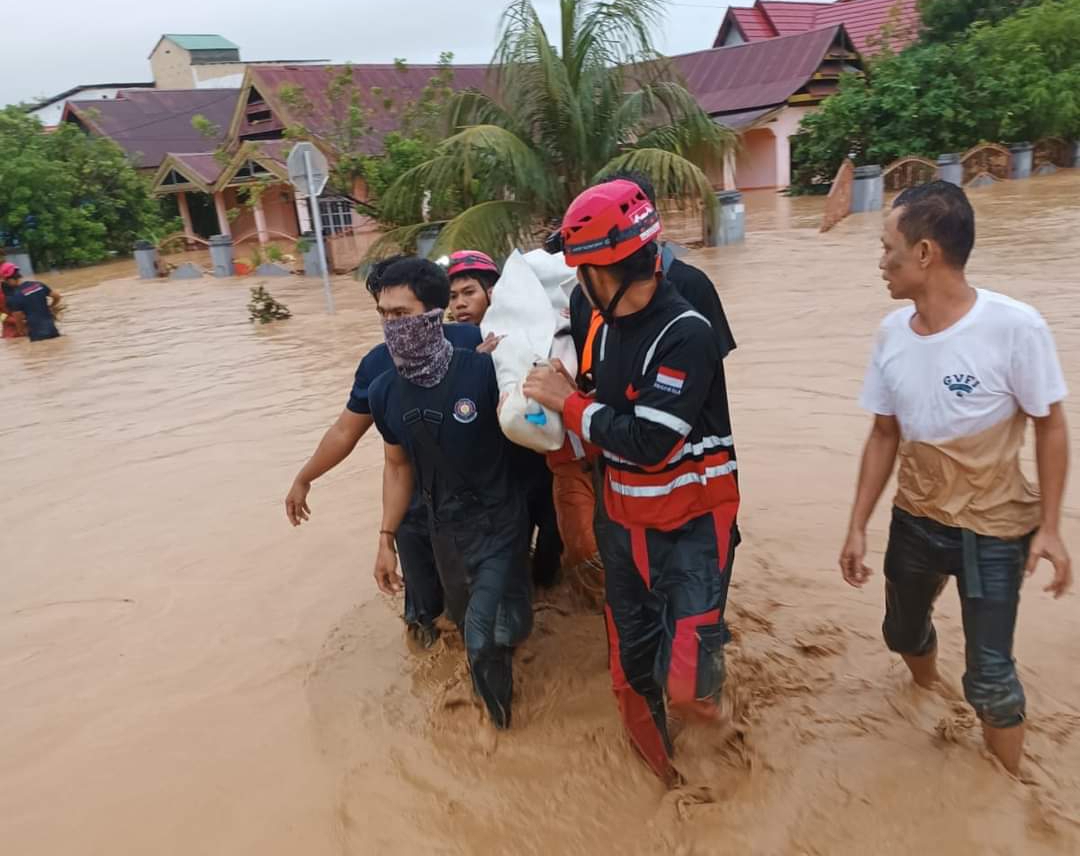 Evakuasi korban banjir di Luwu, Sulawesi Selatan. (Foto: BNPB)