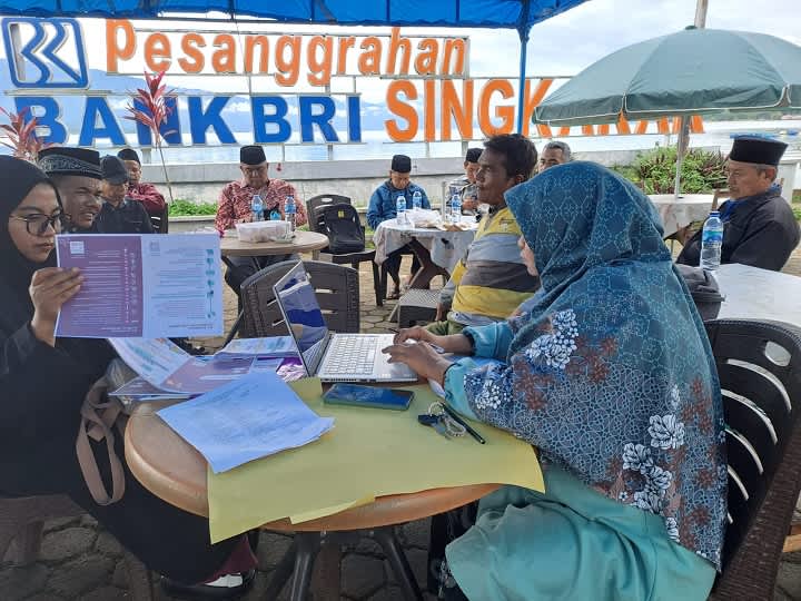 SOSIALISASI: Tim Kemenag Kabupaten Solok saat kampanyekan Wajib Halal Oktober (WHO) 2024, di Dermaga Singkarak, Sabtu (4/5).(FRIKEL ADILLA MENDER/PADEK)