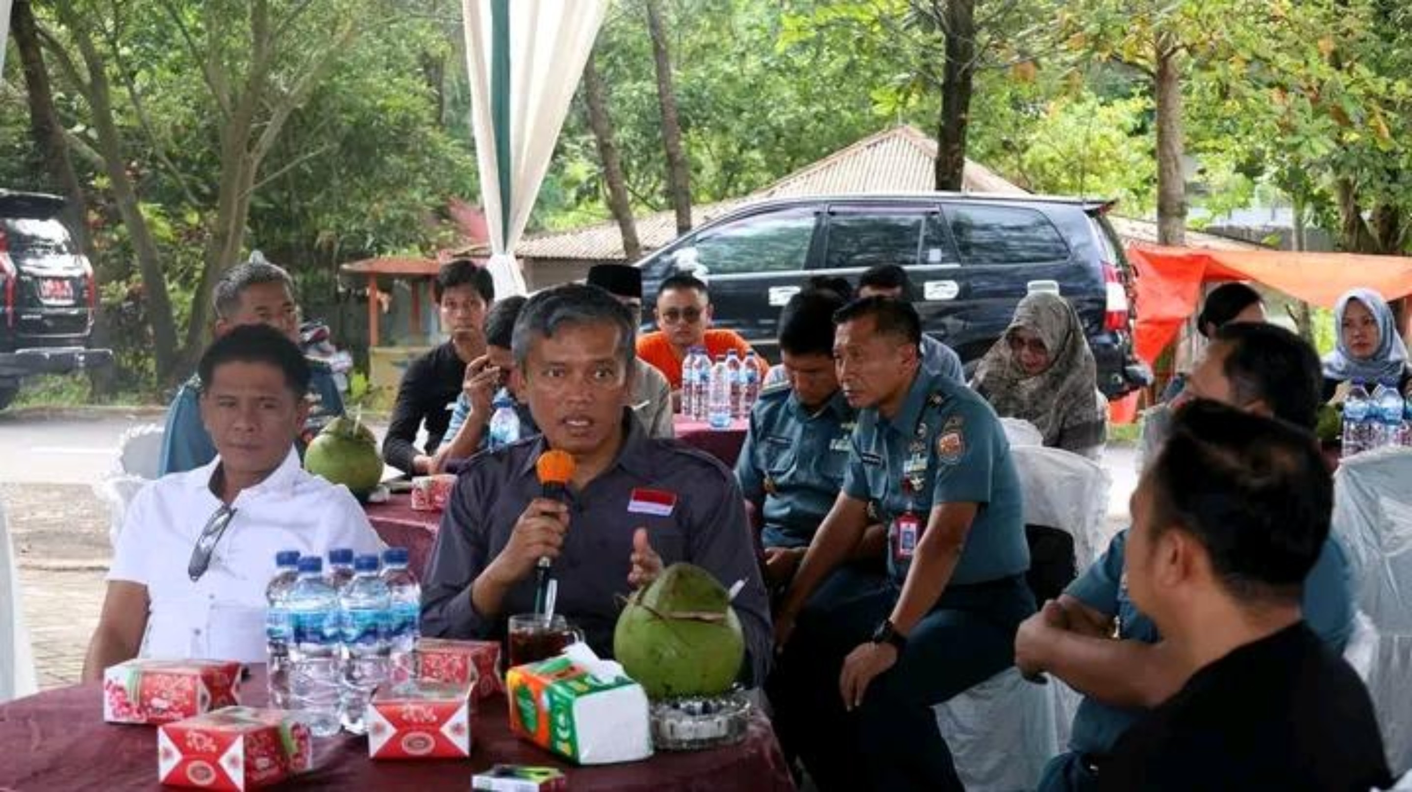 KOLABORASI: Pj Wali Kota Pariaman Roberia saat menerima kunjungan Danlantamal II Padang, Laksamana Pertama TNI Syufenri di Talao Pauh, Kecamatan Pariaman Tengah, Jumat (3/5).(DOK PEMKO PARIAMAN)