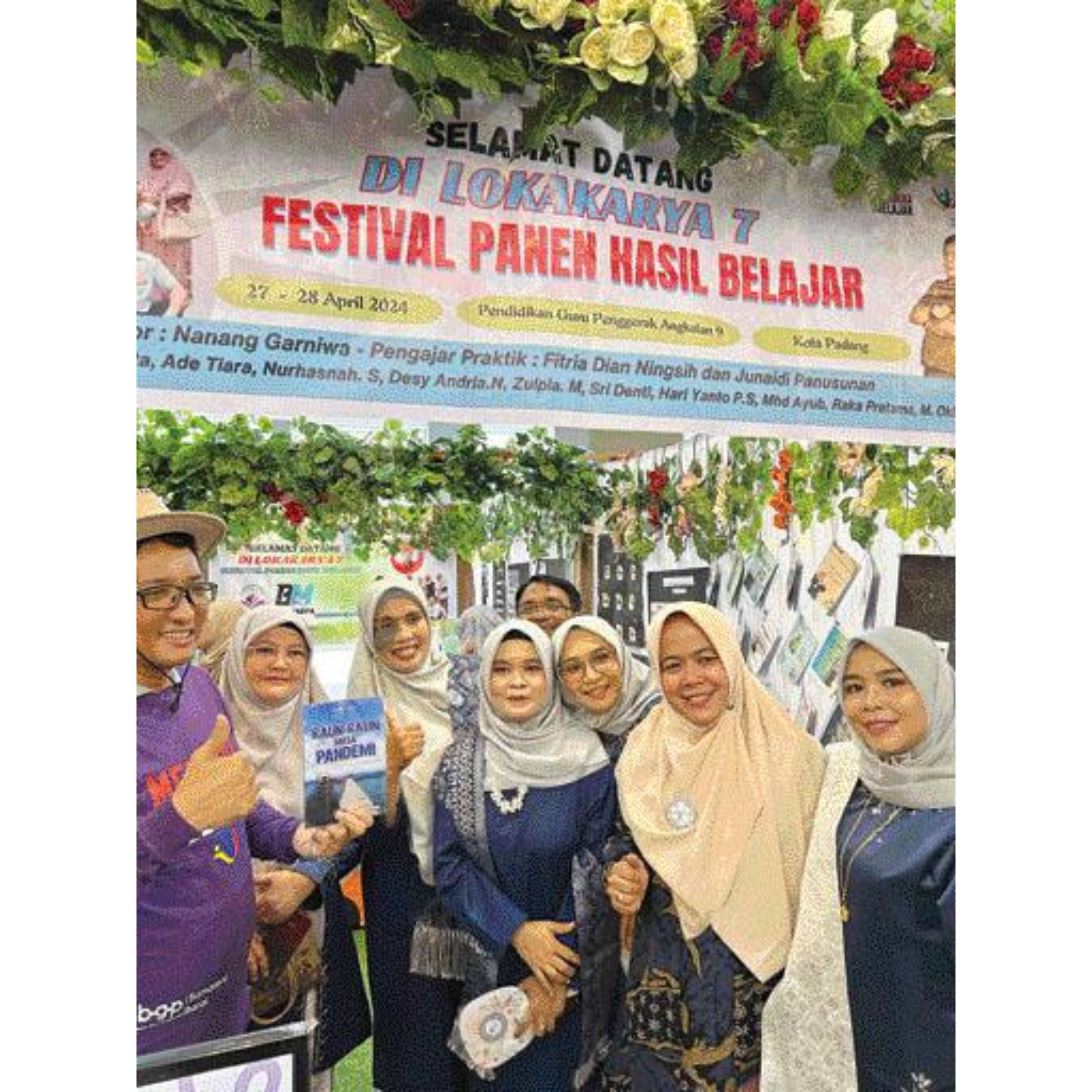 DUKUNGAN : Wali Kota Padang, Hendri Septa memberikan apresiasi terhadap salah salah stand Pameran dalam acara Festival Panen Karya CGP Angkatan 9 Kota Padang.(TIM LAMAN GURU)