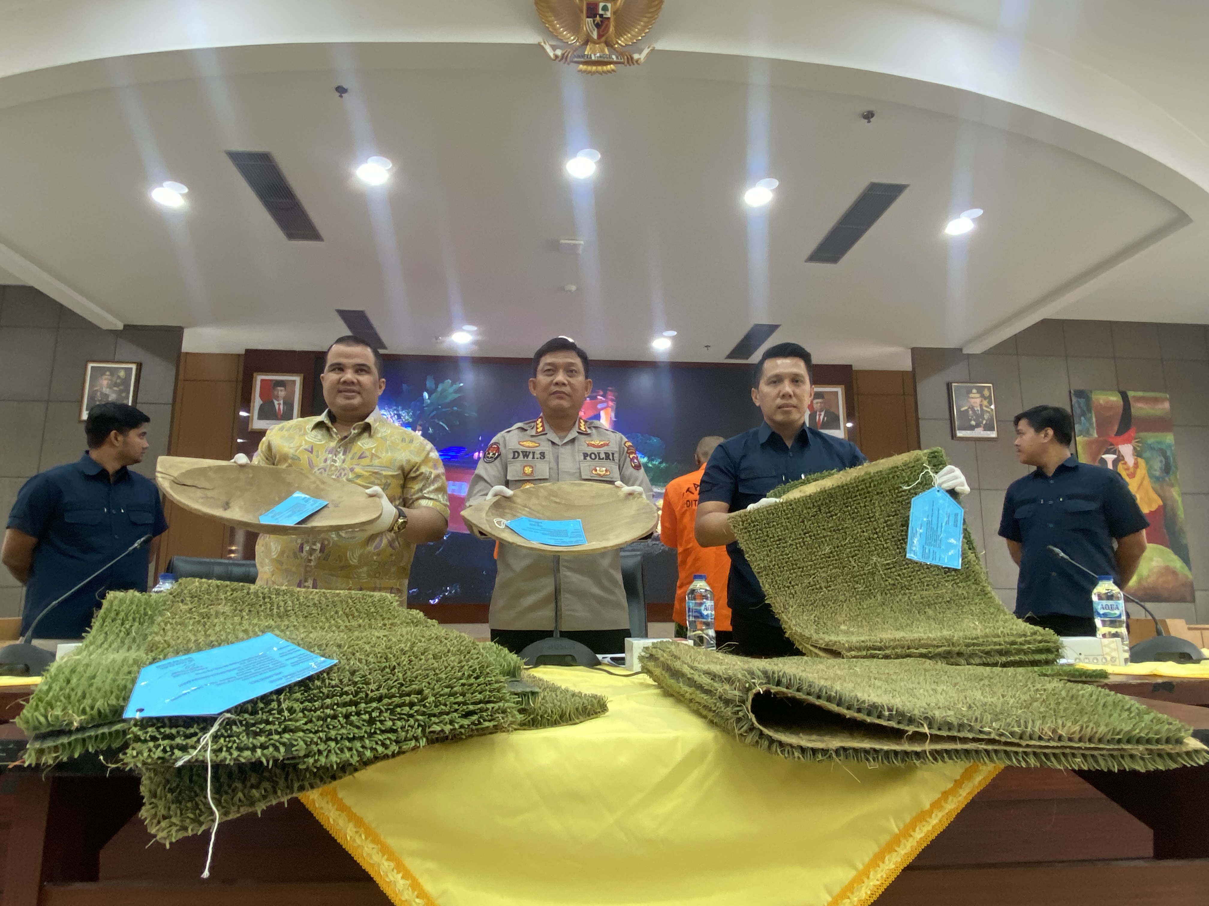 EKSPOS : Kabid Humas Poldab Sumbar Kombes Pol Dwi Sulistyawan memperlihatkan barang bukti serta pelaku tambang emas ilegal saat ekspos kasus akhir pekan lalu.(SY RIDWAN/PADEK)