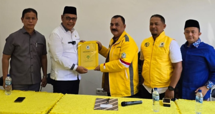Kapten OTW Sumbar Epyardi Asda saat mendaftar ke Partai Golkar, Senin (6/5).