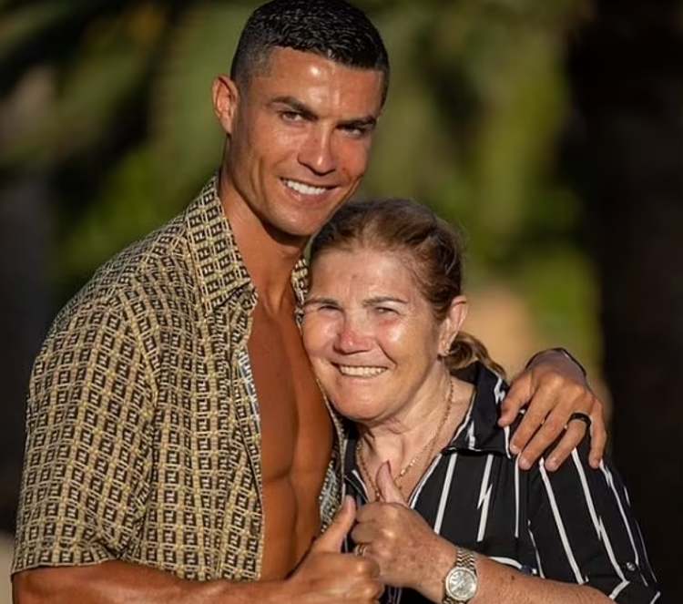 Ronaldo membagikan foto terbaru dirinya bersama ibunya, Maria Dolores. (Foto: IG @Cristiano)