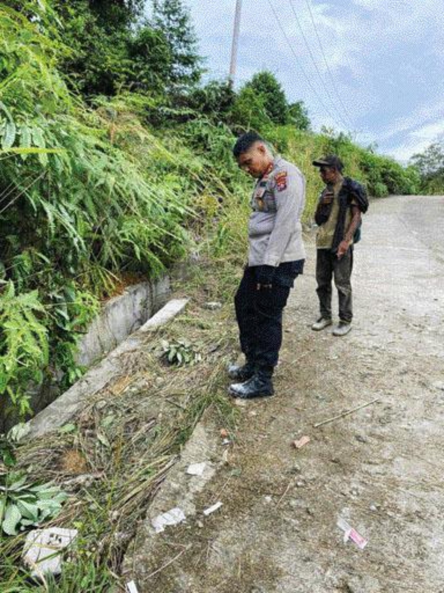 MASIH TERUS DISELIDIKI: Kapolres Limapuluh Kota AKBP Ricardo Codrat Yusuf saat mendatangi langsung lokasi tempat kejadian perampokan, kemarin. (Insert) motor milik korban.(DOK. POLRES LIMAPULUH KOTA)