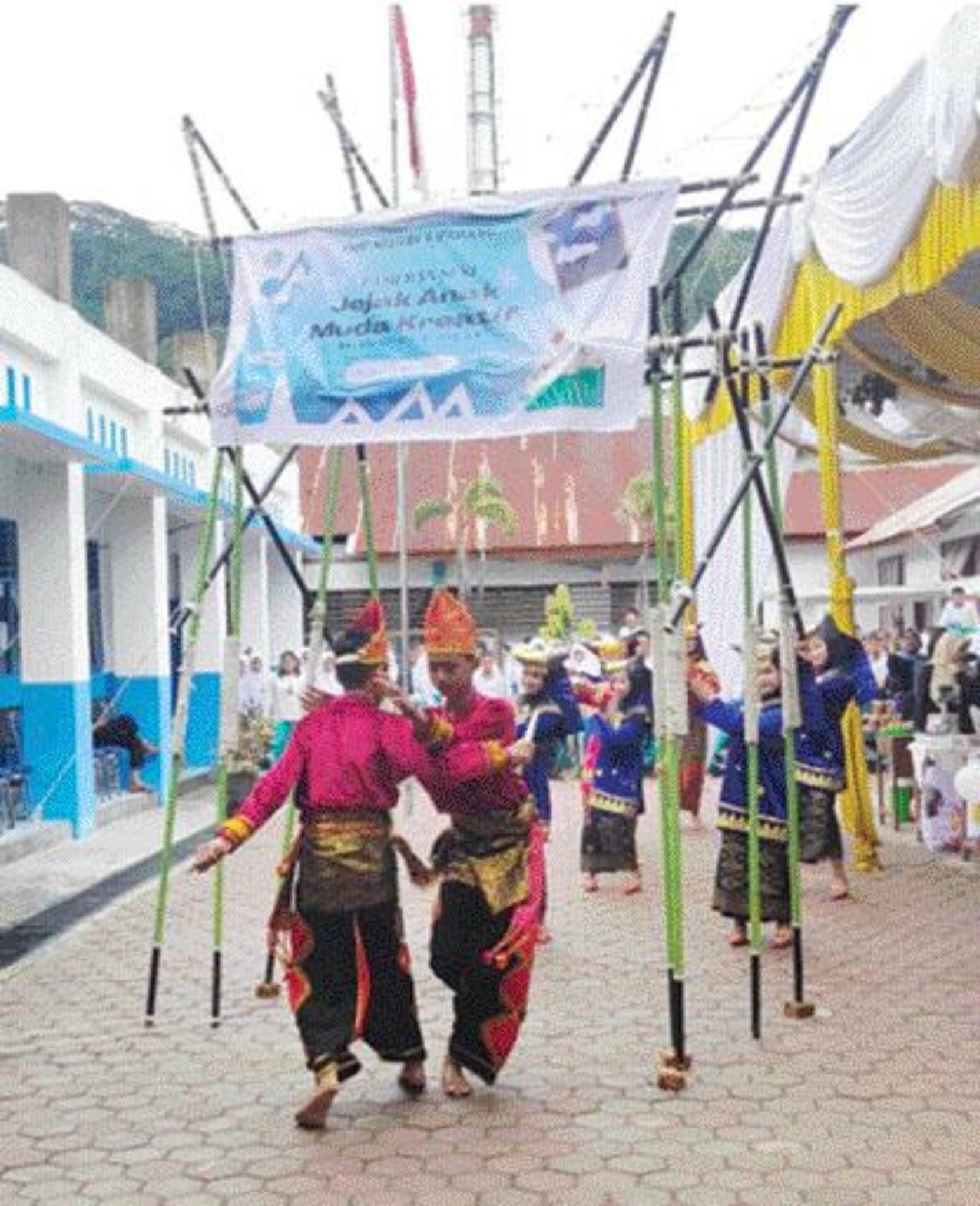 MEMUKAU: Siswa SMPN 3 Padang unjuk kebolehan dalam kesenian randai saat pembukaan pameran seni yang bertema &ldquo;Jejak Muda Kreatif&rdquo;, pada Sabtu, (4/5).(TIM LAMAN GURU)
