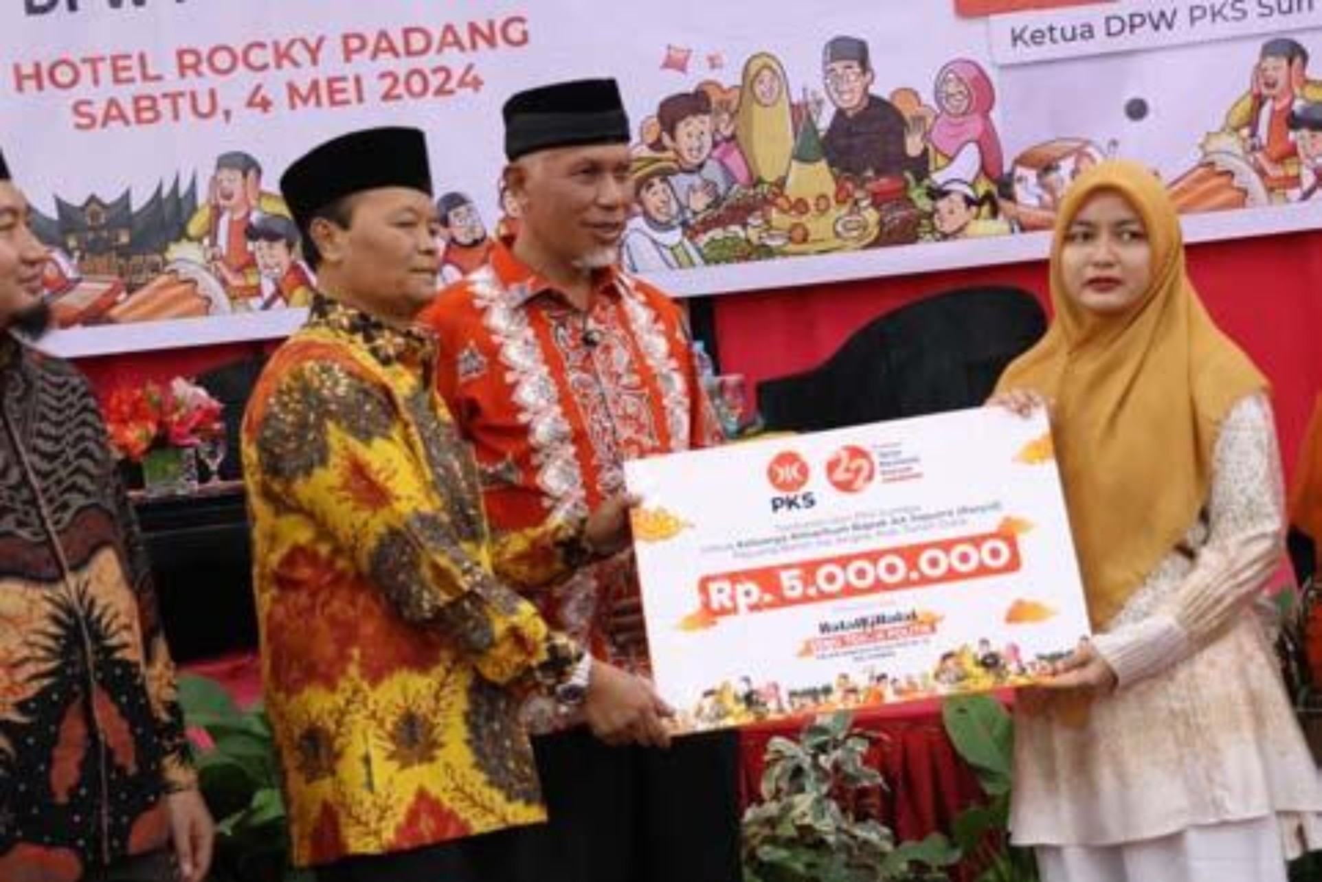 SANTUNAN: Ketua DPW PKS Mahyeldi disaksikan Wakil Ketua Majelis Syuro DPP PKS M Hidayat Nur Wahid, menyerahkan santunan kepada keluarga pekerja alat berat yang meninggal terseret arus.(DOK PKS)