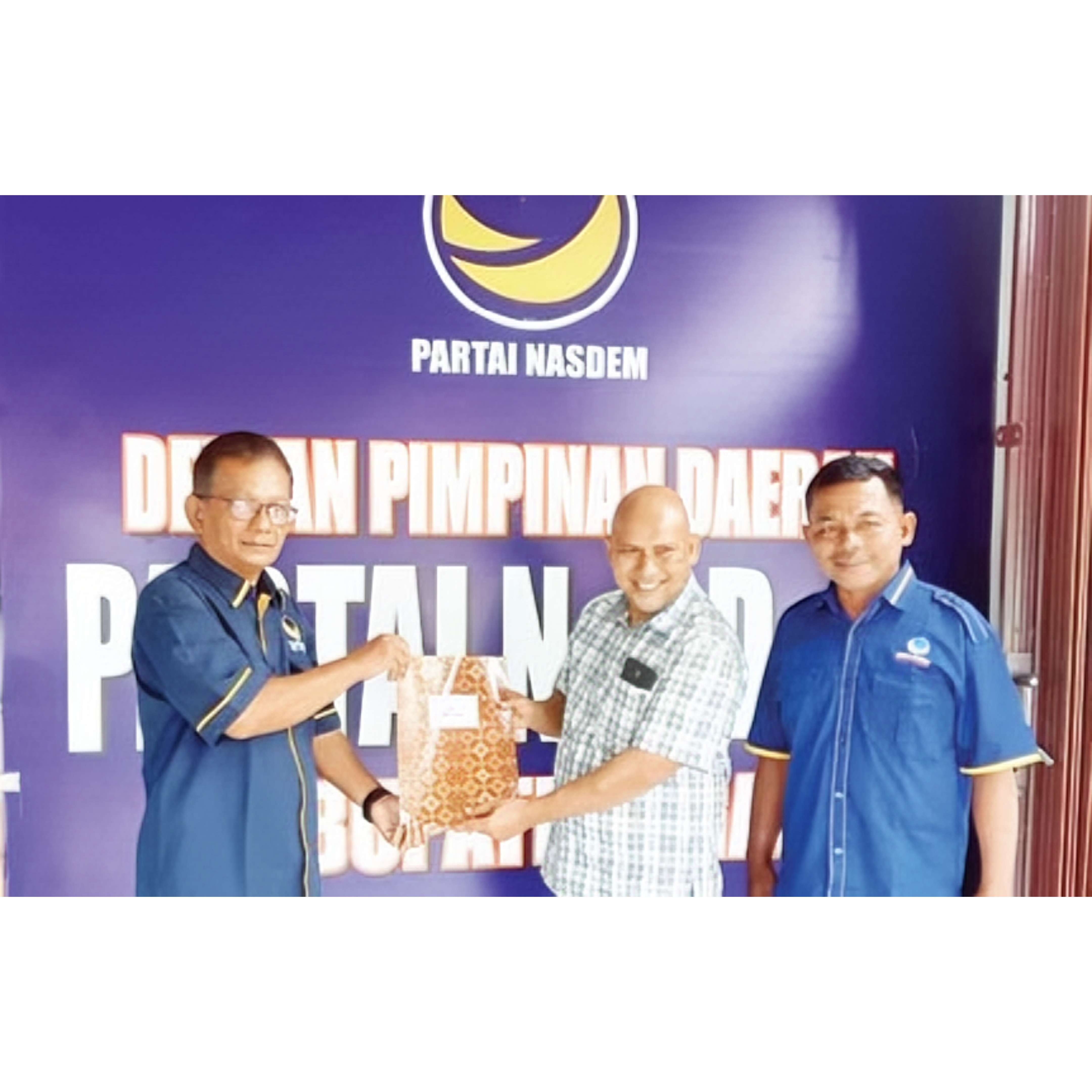 GAlANG DUKUNGAN: Amril Jambak menyerahkan berkas pendaftaran ke Kantor Partai Nasdem Agam. Di hari yang sama, ia juga mendaftar di PAN dan PPP Agam.(TIM AMRIL JAMBAK)