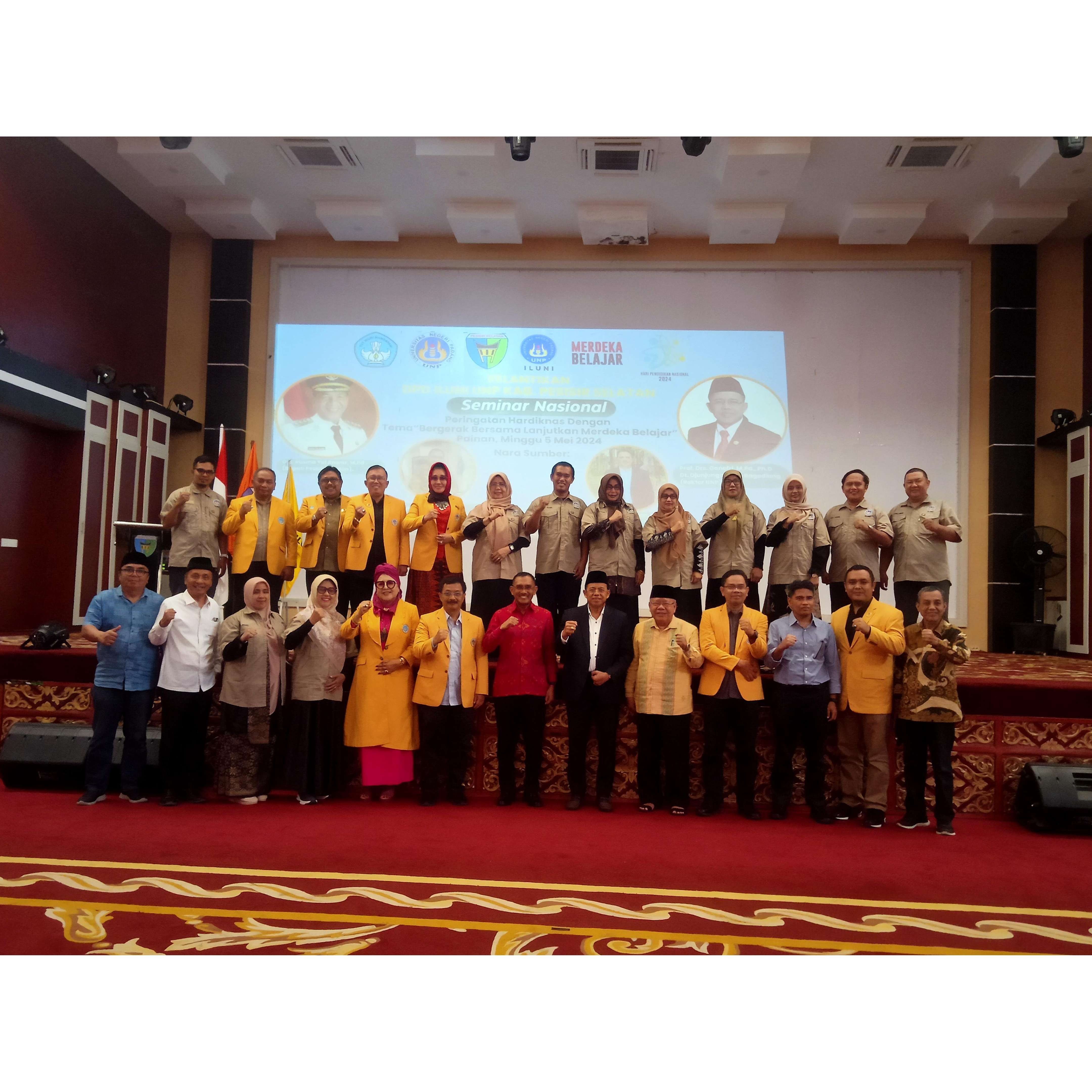 KOMPAK: Rektor UNP Prof Ganefri, Kepala Dinas Pendidikan Pessel, Salim Muhaimin bersama pengurus DPD Iluni UNP Pessel usai pelantikan, kemarin.(YONI SYAFRIZAL/PADEK)