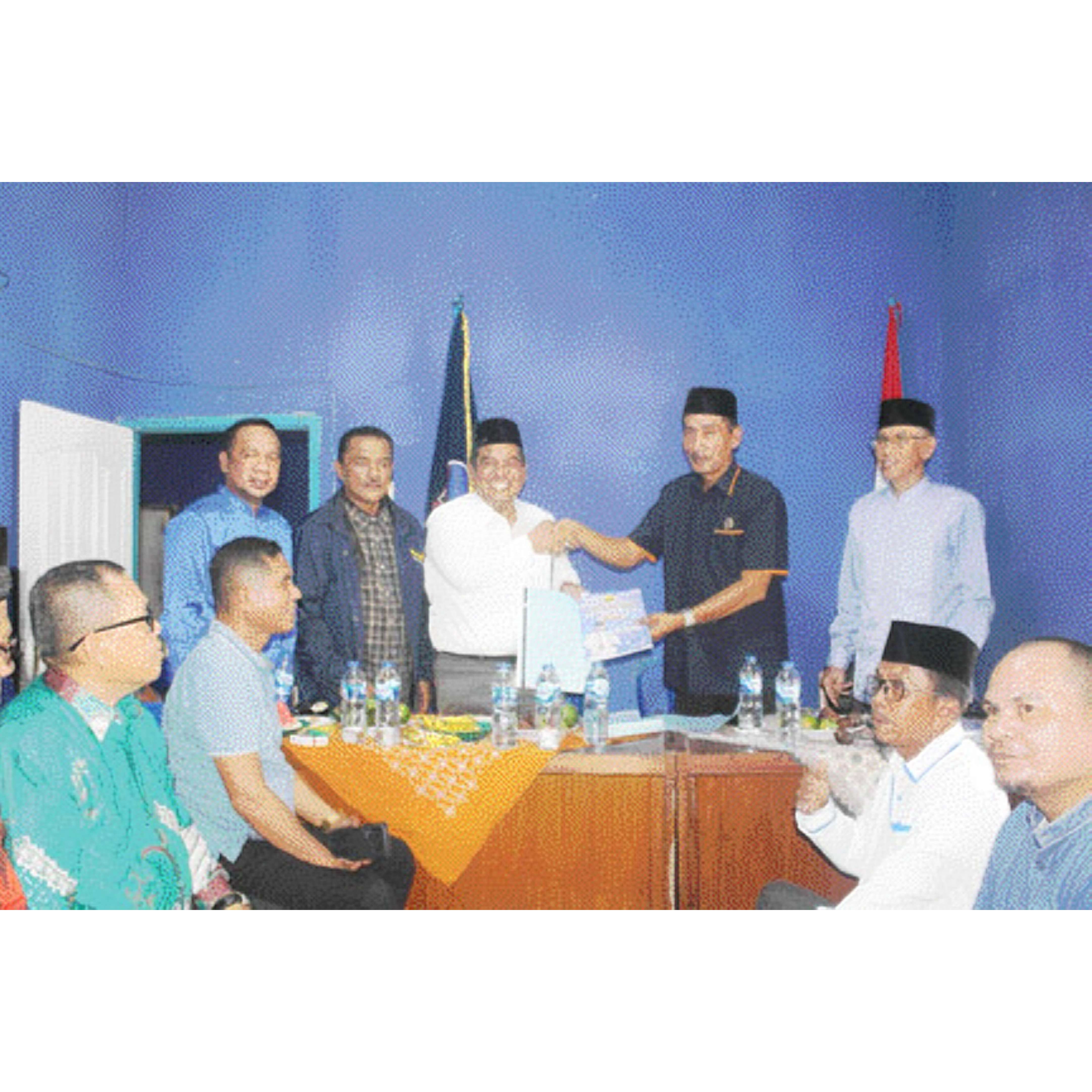 BANGUN KOALISI: Suhatri Bur saat menyerahkan berkas pendaftaran kepada Ketua DPD Nasdem Padangpariaman, Mothia Aziz, kemarin.(ARIS/PADEK)