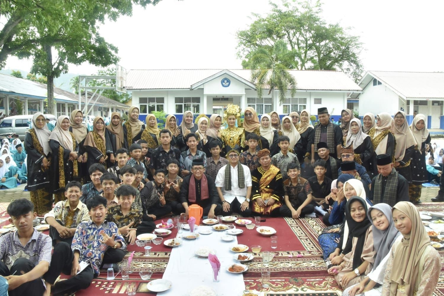 Wako Padang Hendri Septa bersama para guru dan siswa SMPN 28 Koronggadang usai kegiatan Mulok Keminangkabauan di sekolah tersebut, kemarin. (DOK PROKOPIM PADANG)