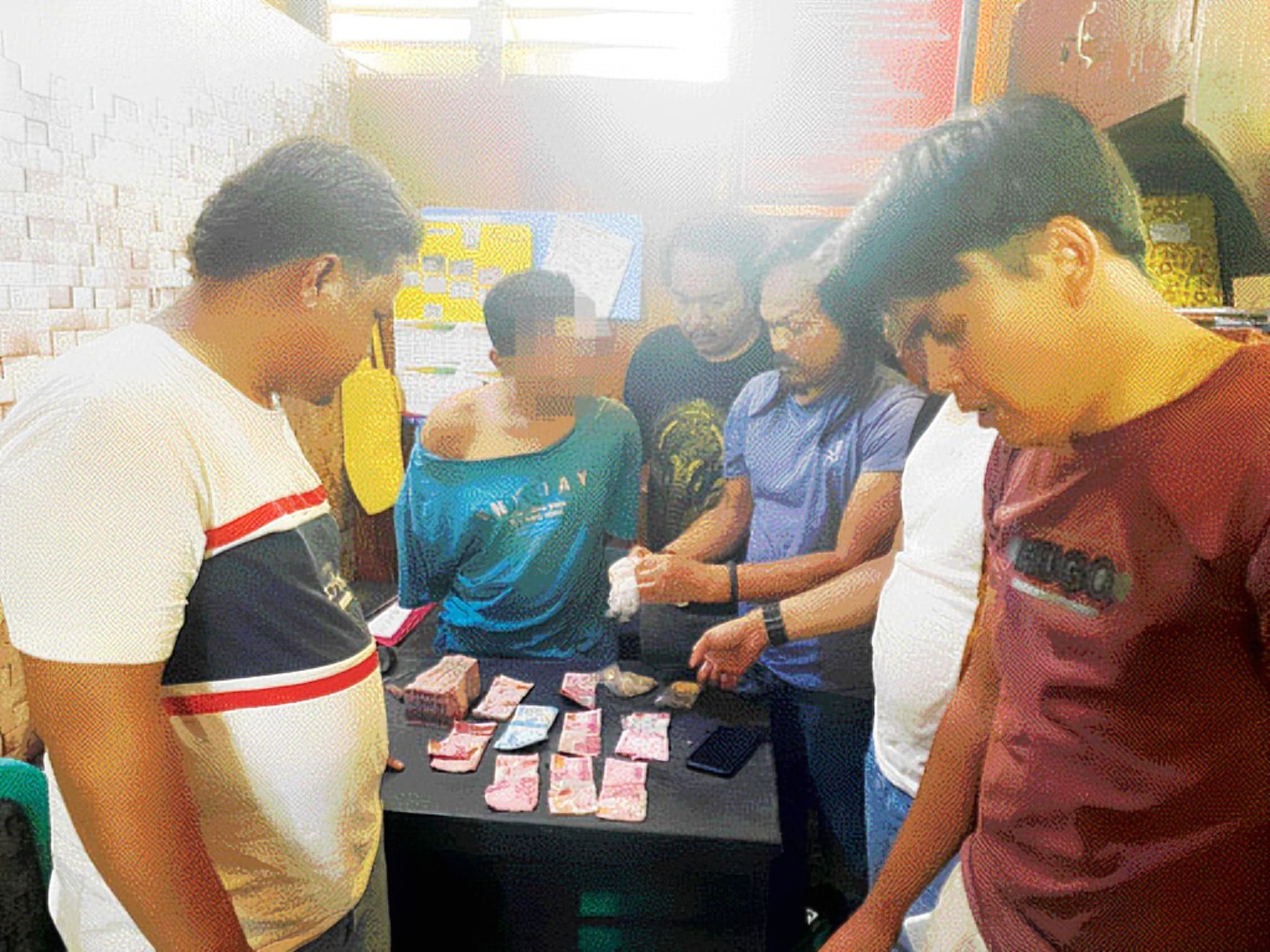 TERUNGKAP: Salah seorang terduga pelaku perampokan pasutri pedagang emas di Batu Sompik Galugua, berinisial RS, (kaos biru) saat diamankan petugas, kemarin. (DOKUMEN POLRES LIMAPULUH KOTA UNTUK PADEK)