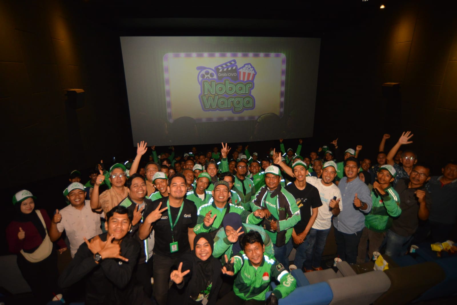 Silaturahmi para Mitra Grab bersama anggota keluarga dalam acara Nobar Warga Grab di CGV Pasar Raya, Padang pada Senin, (6/5). (DOK GRAB INDONESIA)