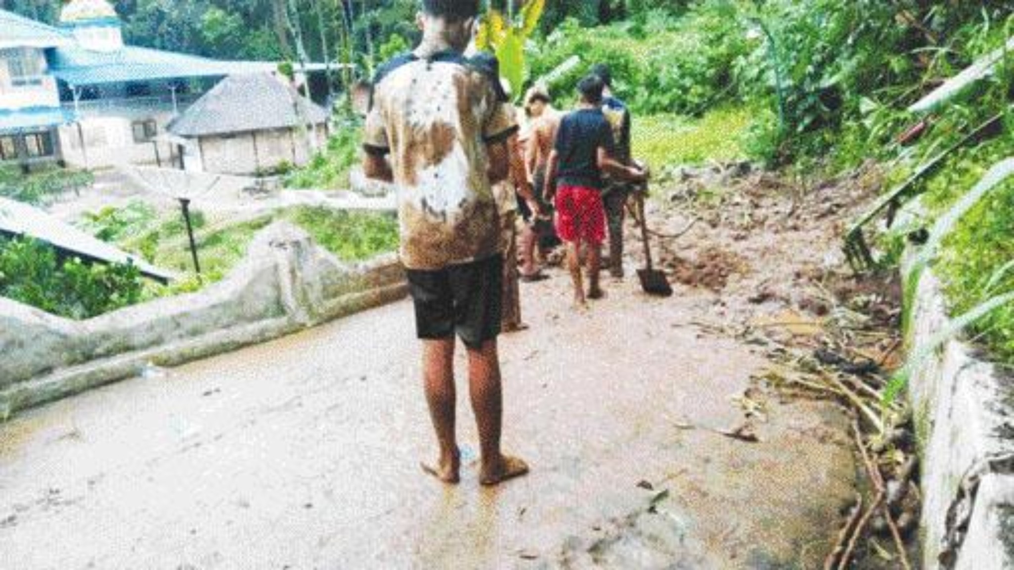 KOMPAK DI TENGAH BENCANA: Warga bergotong royong membersihkan material longsor yang menimbun akses jalan ke Masjid Baitul Huda, Jorong Dalam Nagari, Nagari Tungkar.(FOTO GRUP WA KABA NAGARI TUNGKAR)