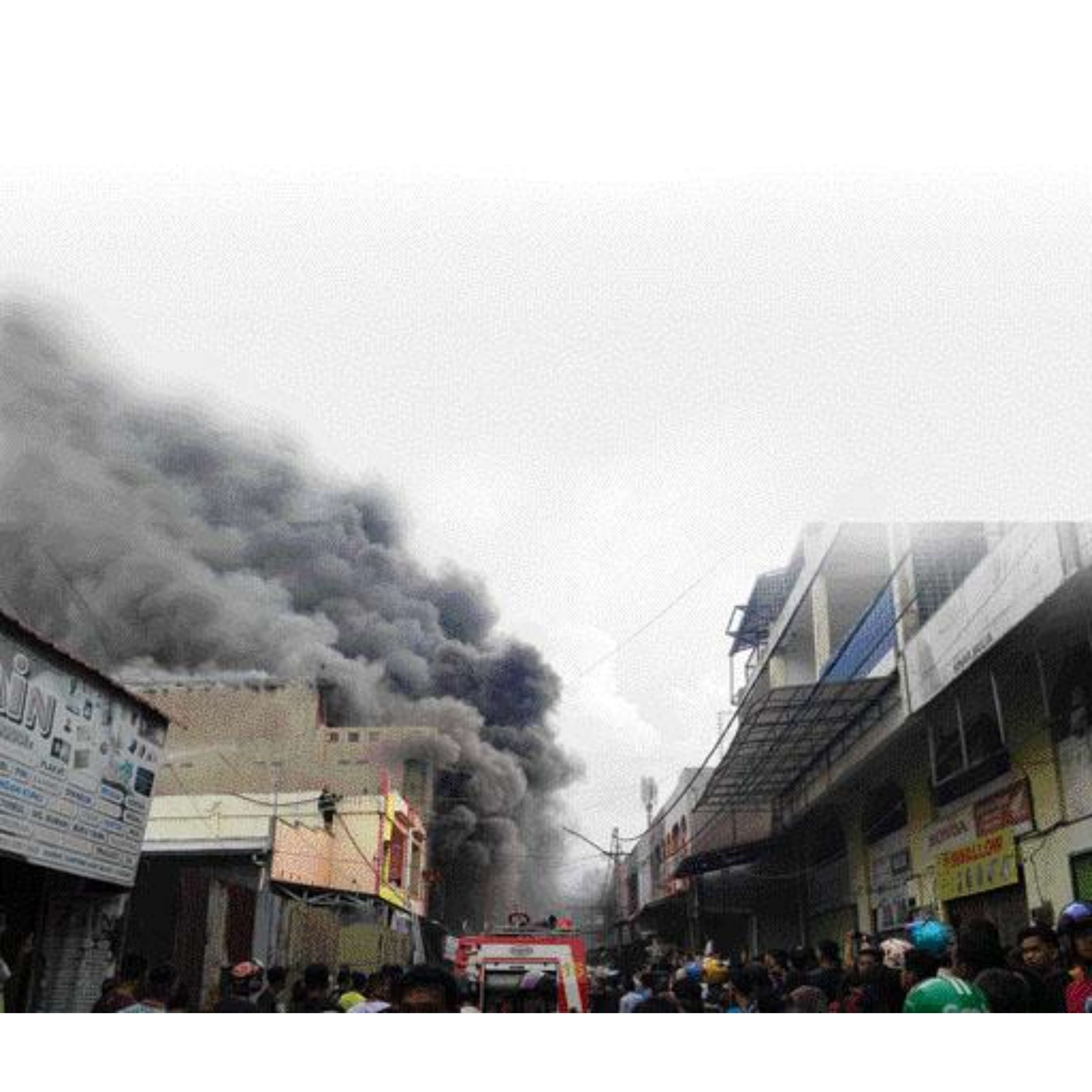 TERDENGAR LEDAKAN: Asap hitam membumbung ke udara dari toko yang terbakar di dekat Blok A Pasar Raya Padang, Kelurahan Kampung Jawa Dalam, Kecamatan Padang Barat, Kota Padang (7/5).(Jef/Padek)