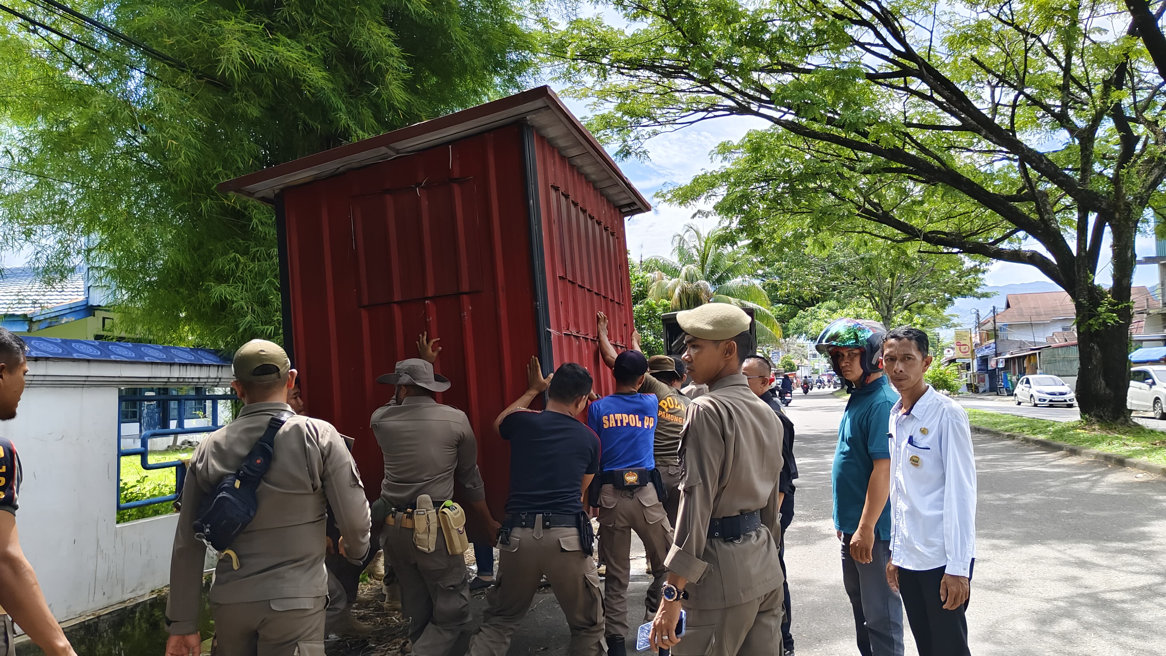 Personel Satpol PP Kota Padang menertibkan lapak milik PKL di kawasan Kecamatan Pauh, Rabu (8/5).