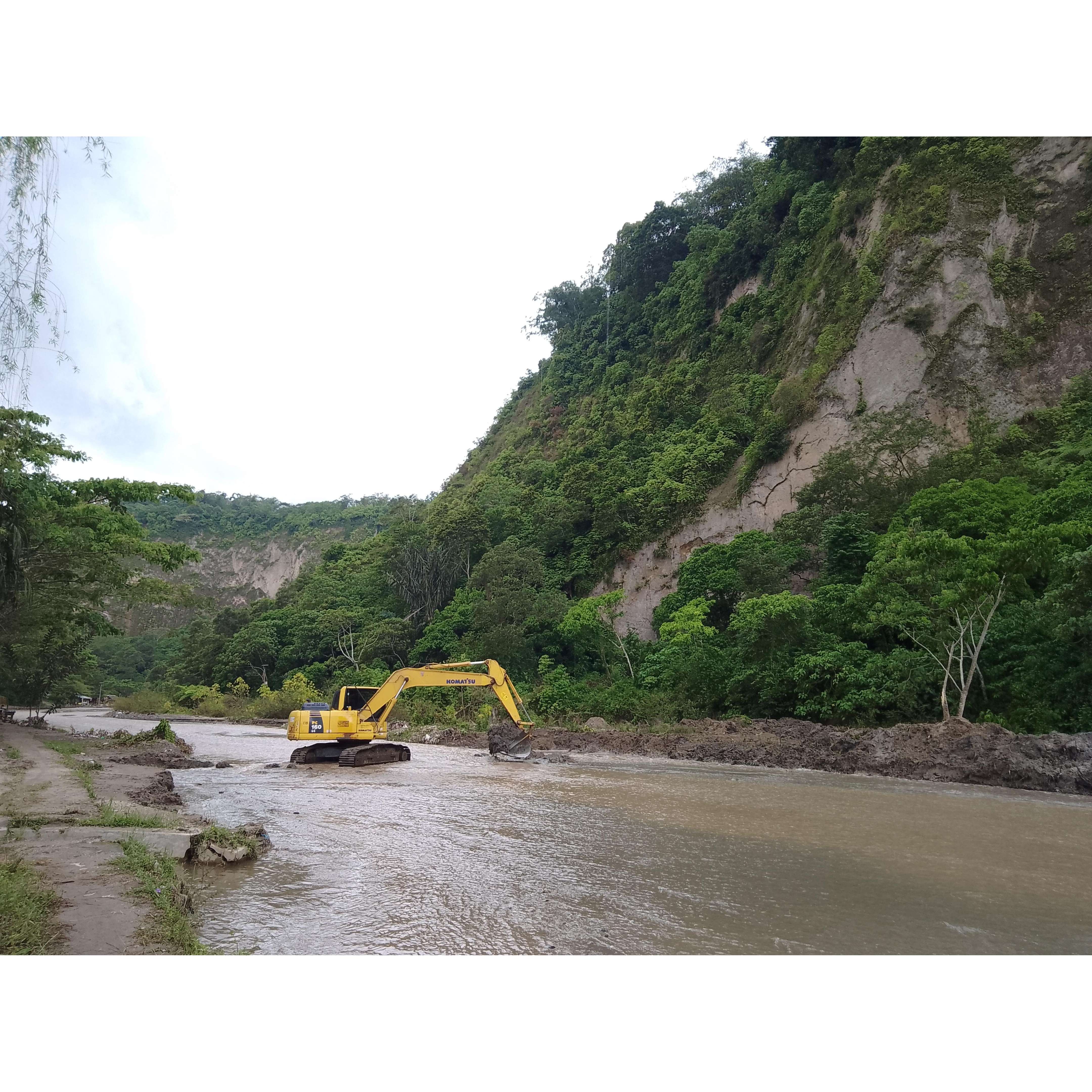 TANGANI BENCANA: Alat berat bekerja mengeruk material pasir di aliran sungai Ngarai Sianok, di Kelurahan Kayukubu, Kecamatan Guguakpanjang, Bukittinggi, kemarin.(RIAN AFDOL/PADANG EKSPRES)