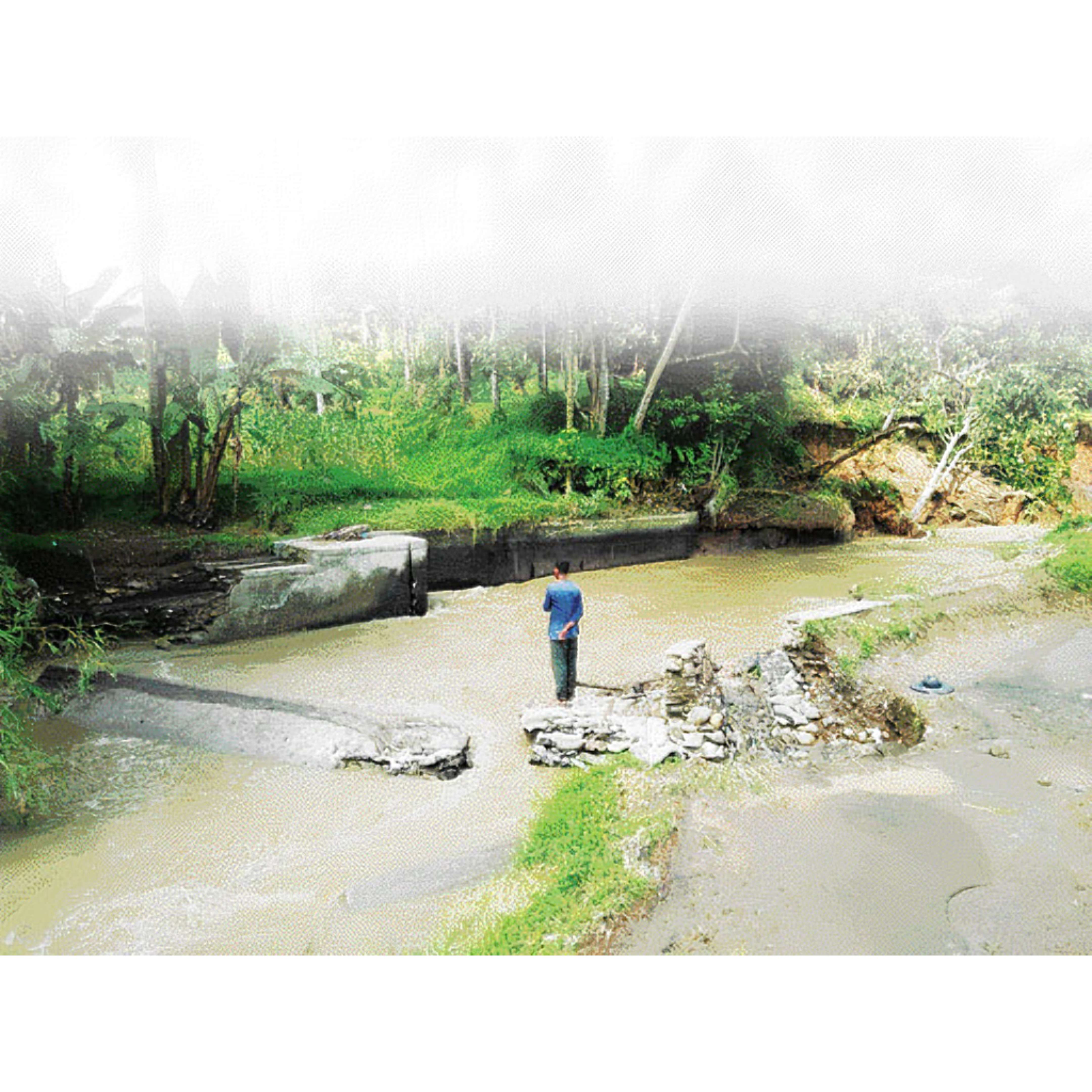 IRIGASI PUTUS: Saluran irigasi Kapalo Bonda Tembok di Jorong Sawalaweh, Nagari Tungkar, Kecamatan Situjuah Limo Nagari,  Limapuluh Kota, putus total akibat banjir bandang.(FOTO WENTARIZAL FOR PADEK)