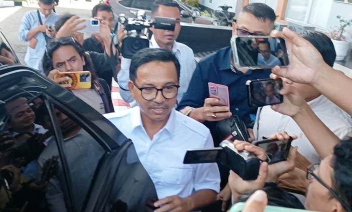 Bupati Solsel Khairunas langsung menuju ke kendaraannya usai diperiksa Kejati Sumbar terkait dengan dugaan penyalahgunaan hutan milik negara seluas 650 Ha.