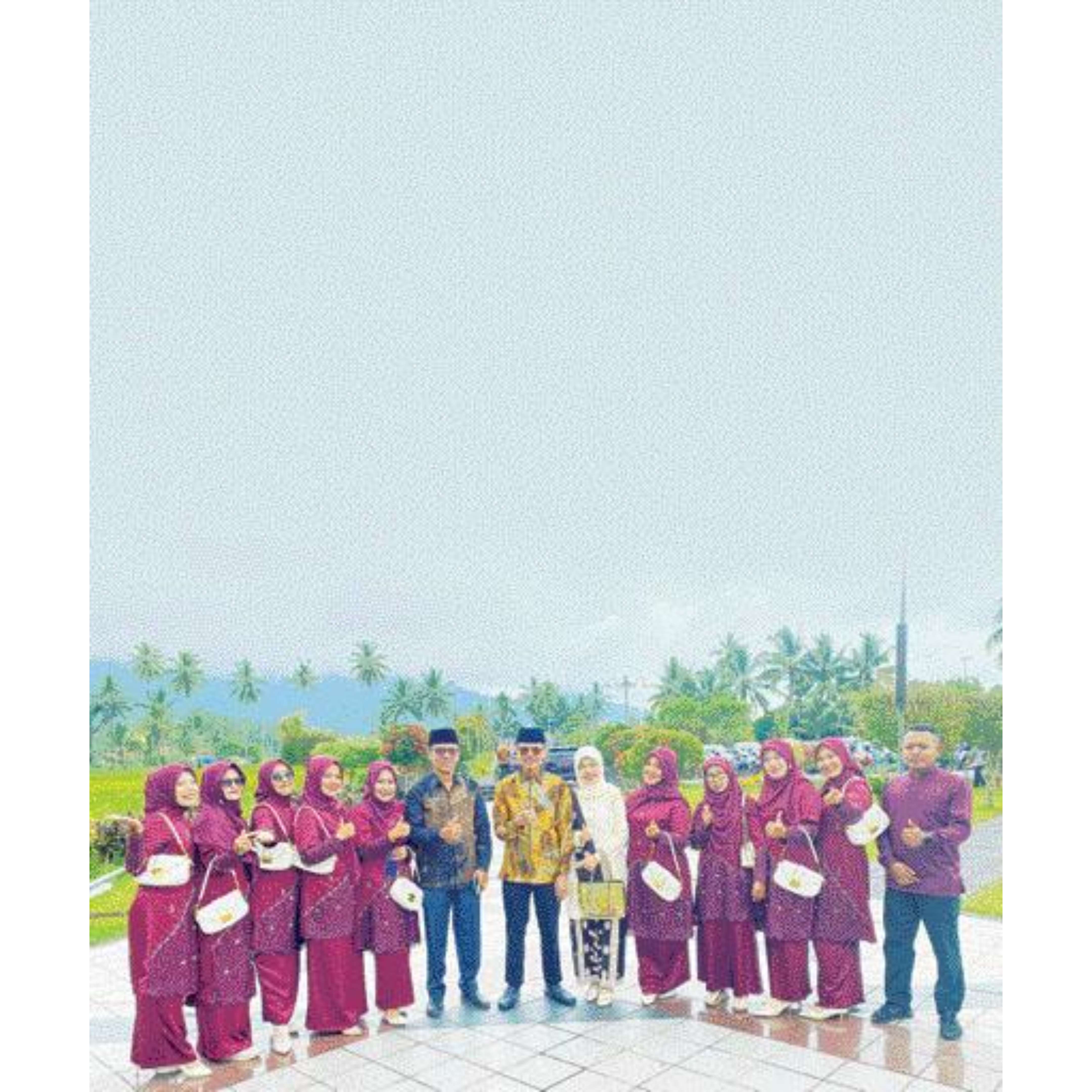 DUKUNGAN: Bupati Limapuluh Kota Safaruddin Dt Bandaro Rajo, Kadisdikbud Afri Efendi dan jajaran guru usai menghadiri kegiatan halalbihalal.(TIM LAMN GURU)