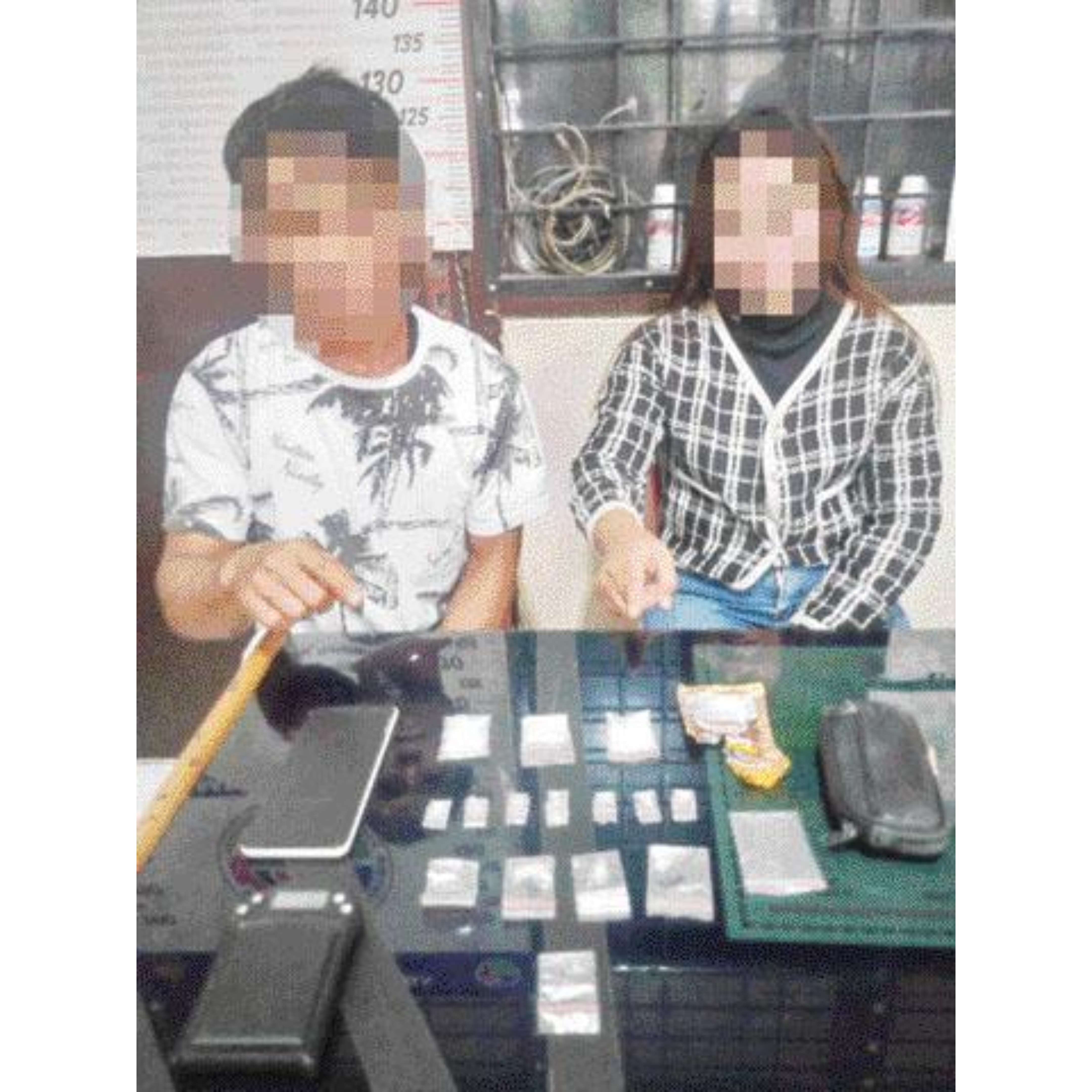 TIDAK BERKUTIK: Pasutri yang terlibat peredaran narkoba saat diamankan petugas beserta barang bukti narkoba beberapa waktu lalu.(POLRES PAYAKUMBUH UNTUK PADEK)