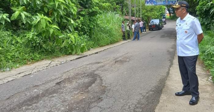 Jalan utama ke Pantai Air Manis banyak yang berlubang. Pemko Padang akan memperbaiki kualitas jalan tersebut tahun ini