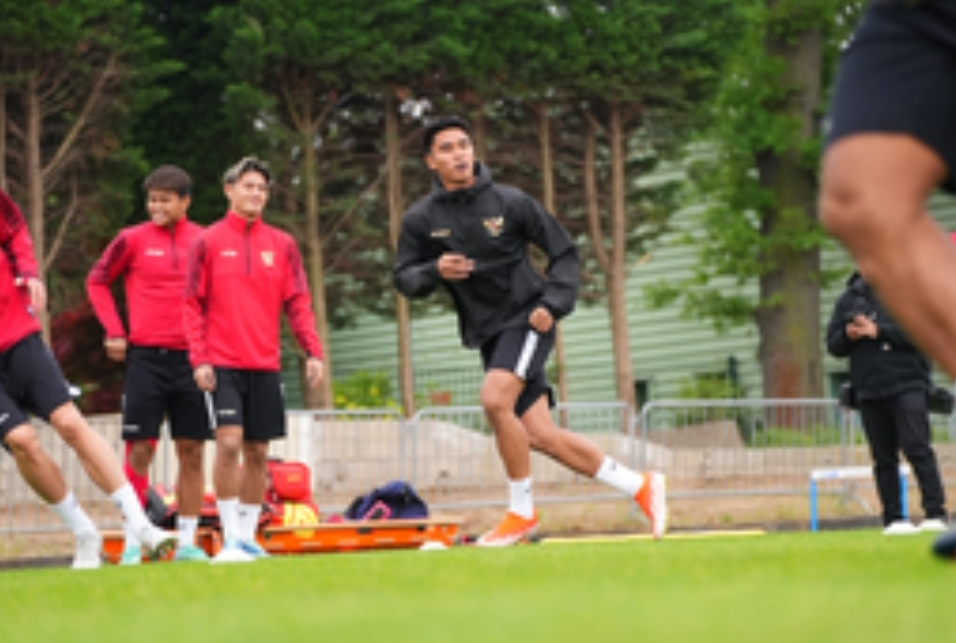 Para pemain Tim Nasional U-23 Indonesia latihan untuk persiapan melawan Guinea pada laga play-off Olimpiade Paris 2024. (Foto: PSSI)