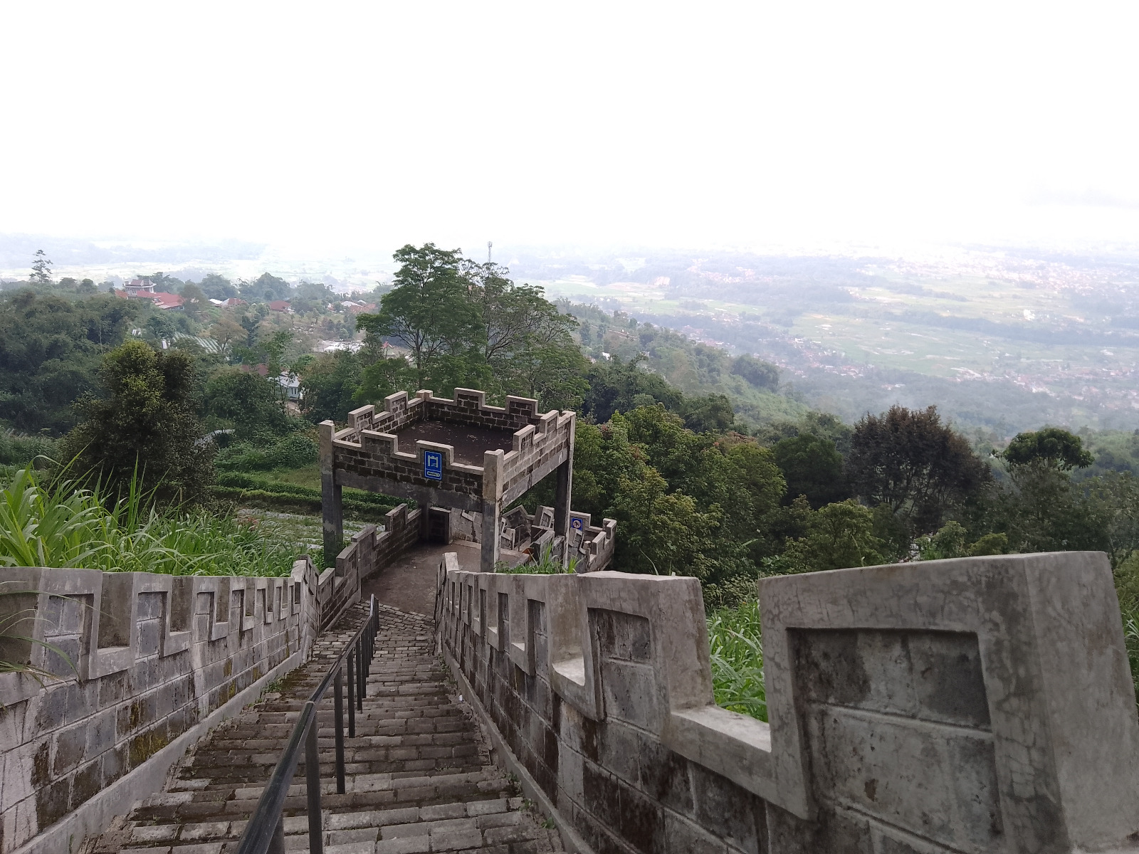 PEMANDANGAN yang bisa dilihat oleh pengunjung ketika sampai di puncak Sejuta Janjang Lereng Singgalang. (RIAN/PADEK)