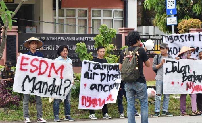 Demonstrasi atas aktivitas tambang Galian C di Nagari Air Dingin Kabupaten Solok di Gedung ESDM Sumbar. Mereka menuntut agar perusahaan tambang dicabut izinnya serta ditutup secara permanen.